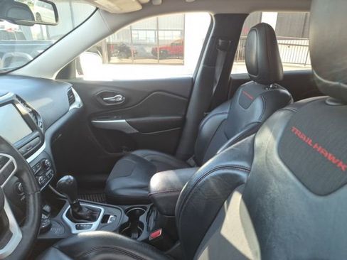 Used 2017 Jeep Cherokee Trailhawk w/ Comfort & Convenience Group AWD/4WD image 9