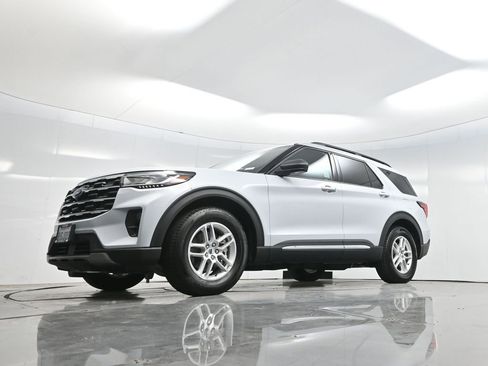 Used 2025 Ford Explorer Active w/ Active Comfort Package RWD image 62