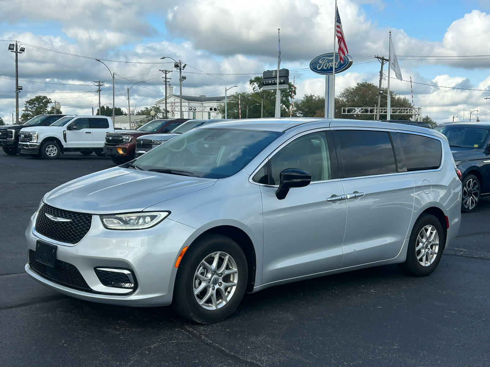 Used 2024 Chrysler Pacifica Touring-L FWD image 2