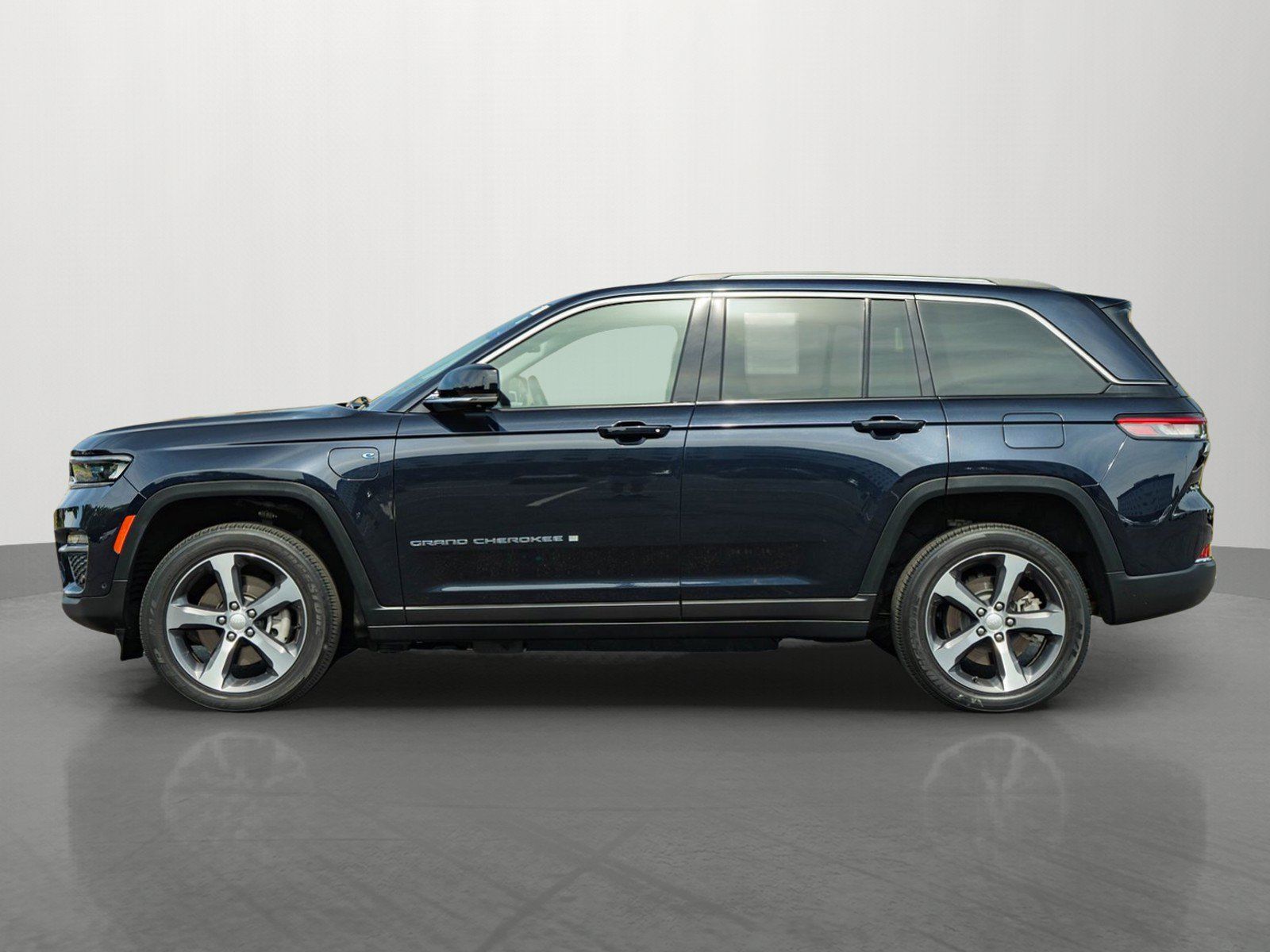 Used 2023 Jeep Grand Cherokee 4WD 4xe w/ Luxury Tech Group II image 4