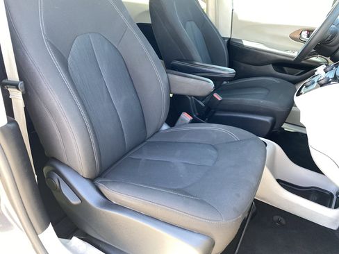 Used 2023 Chrysler Voyager LX FWD image 10