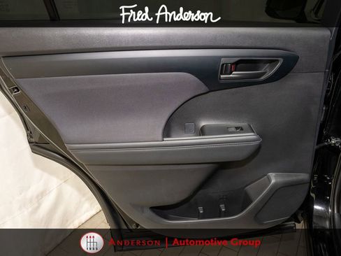Used 2025 Toyota Highlander LE FWD image 11
