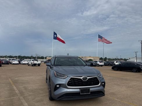 Used 2021 Toyota Highlander XLE FWD image 3