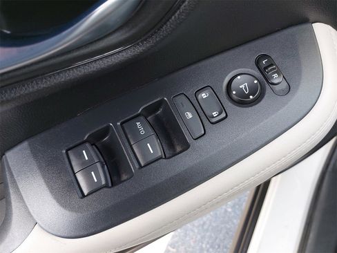 Certified 2023 Honda HR-V LX image 28