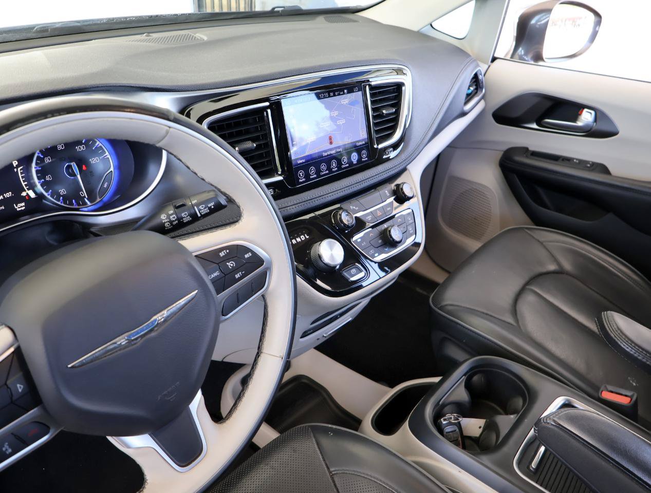 Used 2017 Chrysler Pacifica Limited w/ UConnect Theater Package FWD image 43