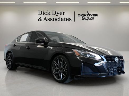 Used 2023 Nissan Altima 2.0 SR image 9