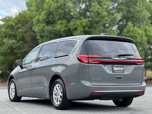 Used 2023 Chrysler Pacifica Touring-L FWD image 7