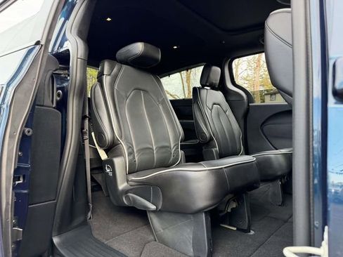 Used 2025 Chrysler Pacifica Limited FWD image 15