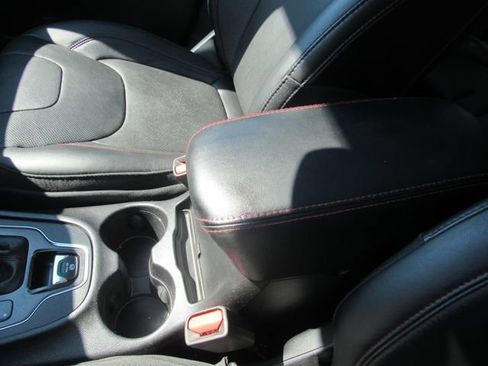 Used 2019 Jeep Cherokee Trailhawk AWD/4WD image 17