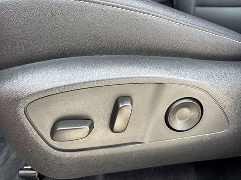 Used 2025 Chevrolet Traverse LT image 21