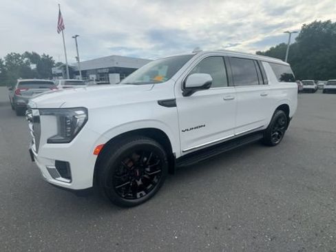 Used 2023 GMC Yukon XL SLT w/ SLT Premium Package AWD/4WD image 4