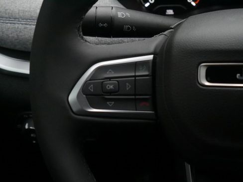 Used 2024 Jeep Compass Latitude w/ Sun and Sound Group image 18