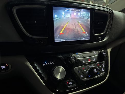 Certified 2018 Chrysler Pacifica Touring-L image 8