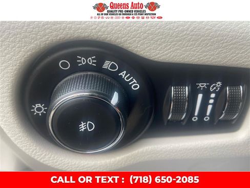 Used 2019 Chrysler Pacifica Touring-L image 21