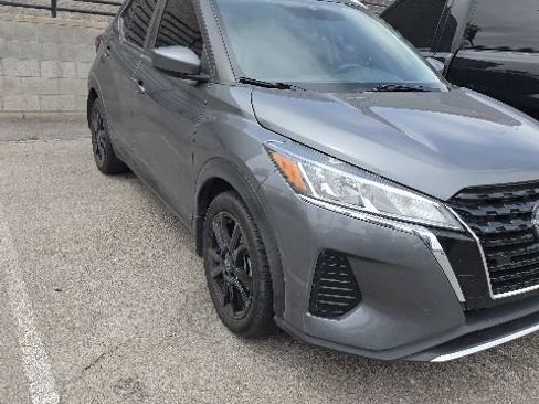 Used 2022 Nissan Kicks SV FWD image 3