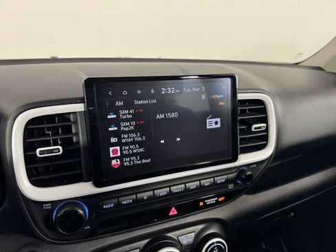 Used 2024 Hyundai Venue Limited FWD image 15