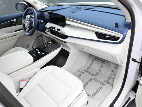 Used 2025 Buick Enclave Avenir image 11