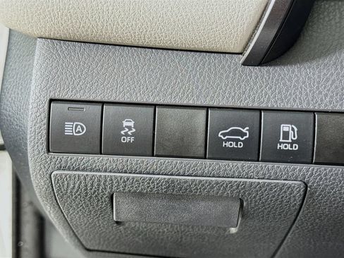 Used 2019 Toyota Camry XLE FWD image 13