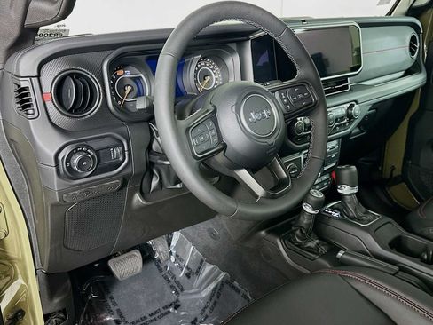 Used 2025 Jeep Wrangler Unlimited Rubicon AWD/4WD image 9