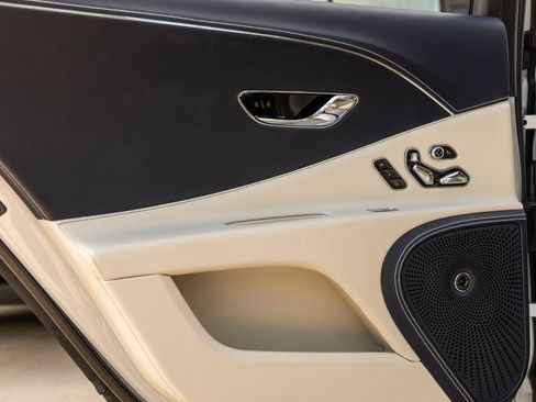 Used 2026 Bentley Flying Spur Plug-In Hybrid AWD/4WD image 38