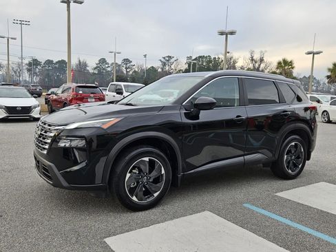 Used 2024 Nissan Rogue SV w/ SV Premium Package image 2