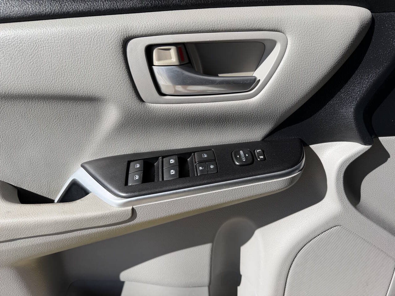 Used 2015 Toyota Camry SE FWD image 9