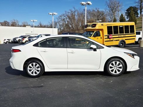 Used 2023 Toyota Corolla LE image 2