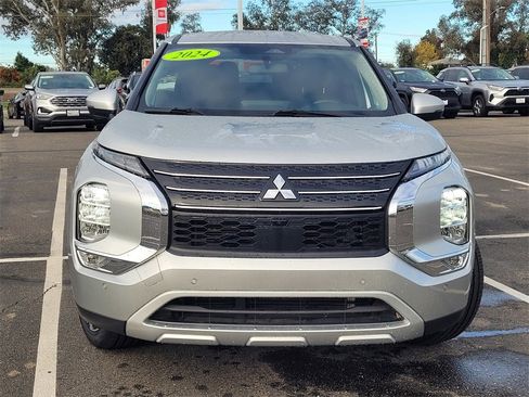 Used 2024 Mitsubishi Outlander SE image 2