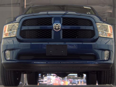 Used 2018 RAM 1500 Express w/ Express Value Package AWD/4WD image 3