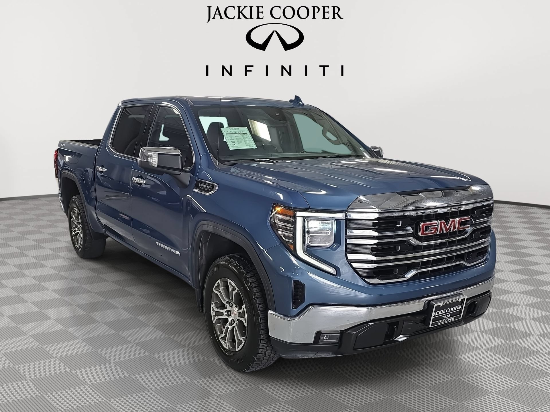 Used 2024 GMC Sierra 1500 SLT AWD/4WD image 3