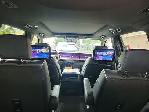 Used 2025 Cadillac Escalade Premium Luxury image 17