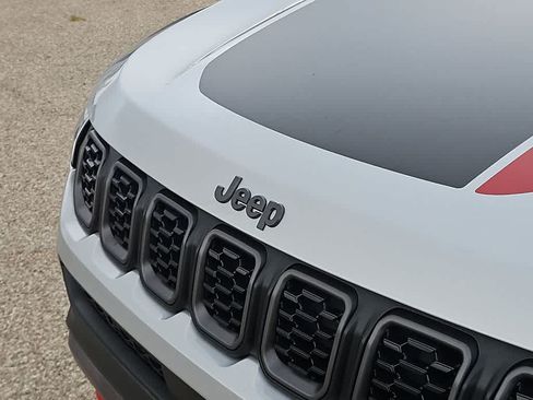 Used 2025 Jeep Compass Trailhawk AWD/4WD image 13