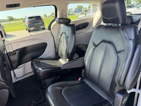 Used 2023 Chrysler Pacifica Touring-L FWD image 27