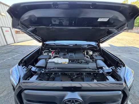 Used 2025 Toyota Tundra Limited AWD/4WD image 9