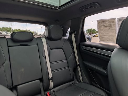 Used 2022 Porsche Cayenne AWD/4WD image 14