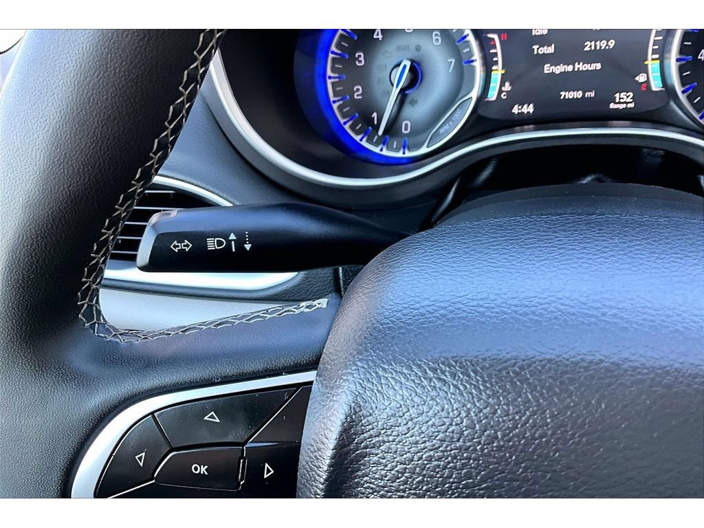 Used 2024 Chrysler Pacifica Touring-L FWD image 20