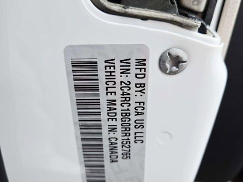 Used 2024 Chrysler Pacifica Touring-L image 40