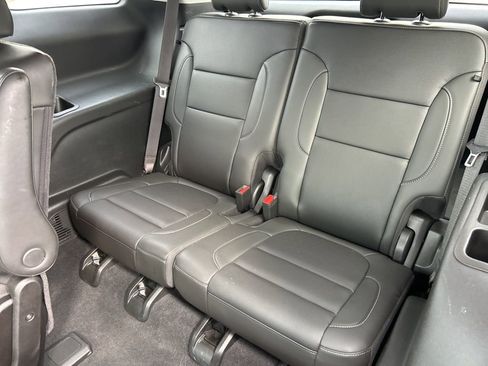 Used 2023 GMC Acadia SLT image 11