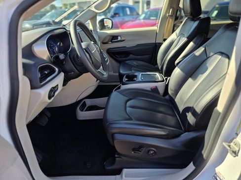 Used 2023 Chrysler Pacifica Touring-L image 16