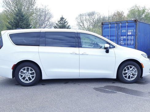 Certified 2023 Chrysler Pacifica Touring-L FWD image 8