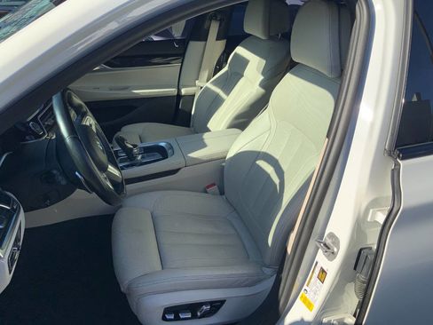 Used 2022 BMW 740i w/ M Sport Package RWD image 32