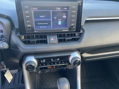Used 2022 Toyota RAV4 LE AWD/4WD image 11