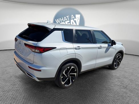 Used 2022 Mitsubishi Outlander SE image 3