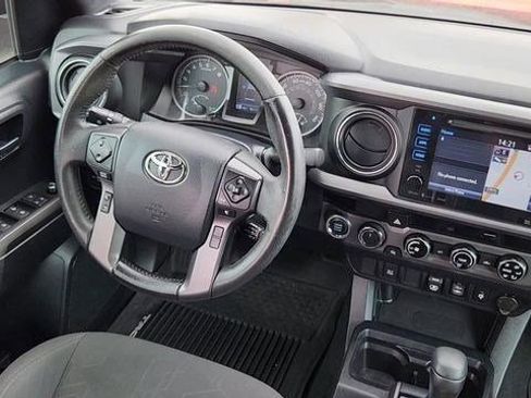 Used 2018 Toyota Tacoma TRD Sport AWD/4WD image 5