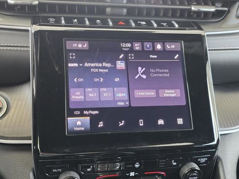 Used 2025 Jeep Grand Cherokee Altitude image 21