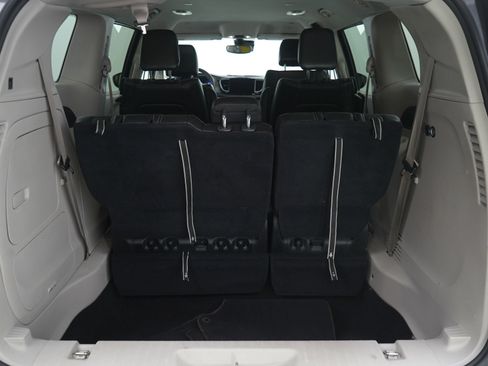 Used 2023 Chrysler Pacifica Touring-L image 9