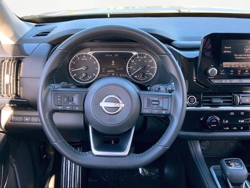 Used 2024 Nissan Pathfinder SV image 8