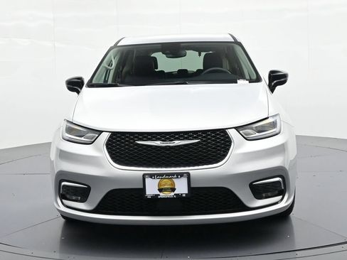 Used 2024 Chrysler Pacifica Touring-L FWD image 3
