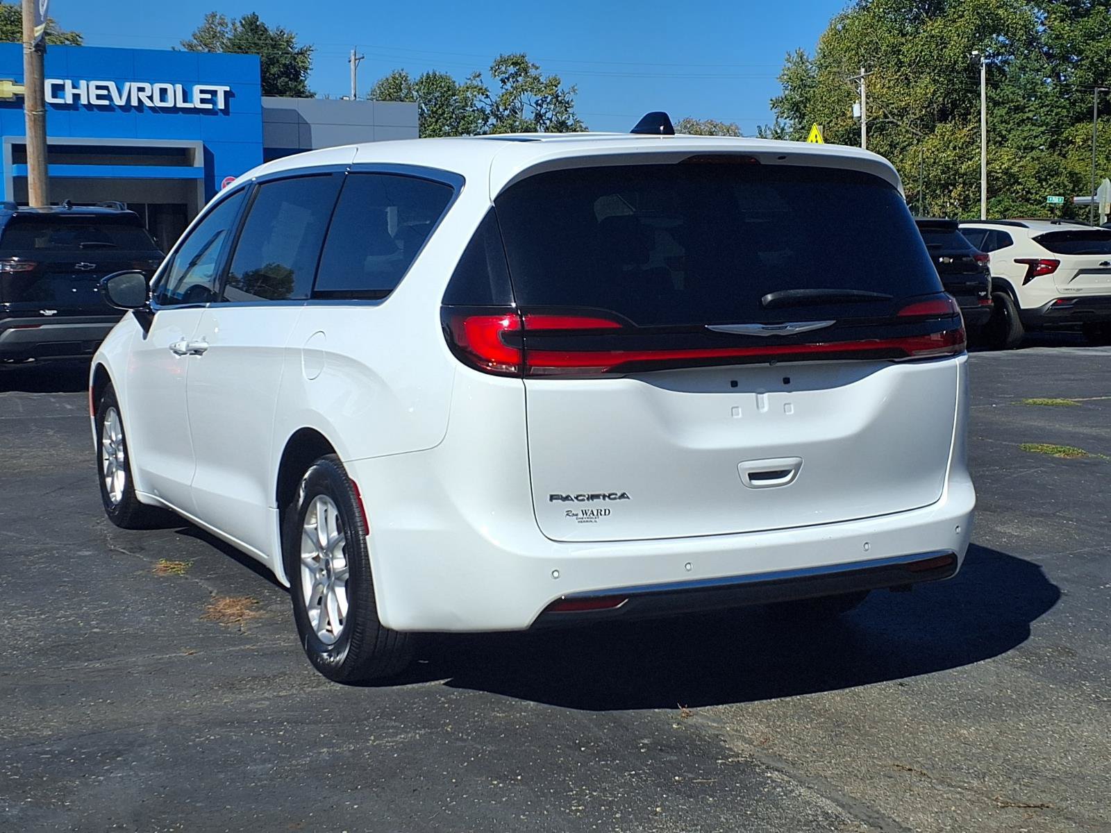 Used 2025 Chrysler Pacifica Select FWD image 25