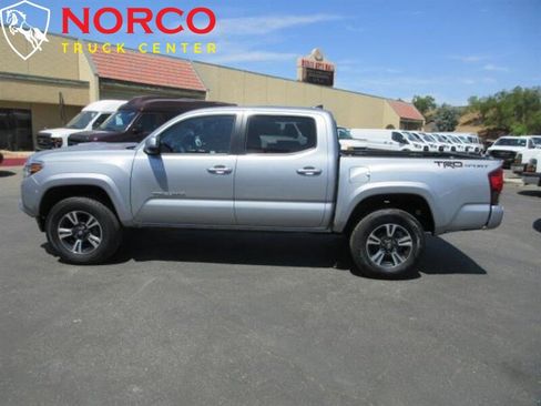 Used 2018 Toyota Tacoma TRD Sport w/ Technology Package image 4